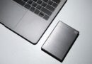 black iphone 7 on macbook